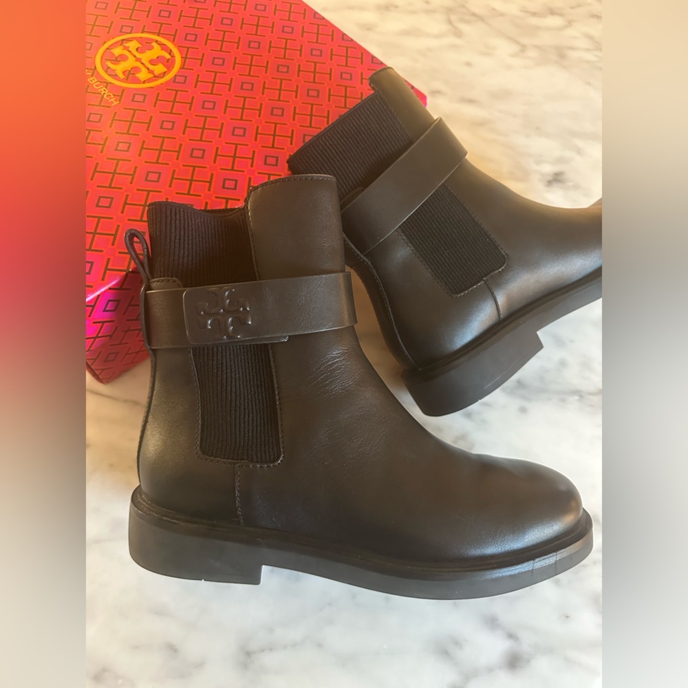 TORY BURCH Double T Chelsea Boot Black
VACHETTA LEATHER - Women’s Size 7.5 NWT